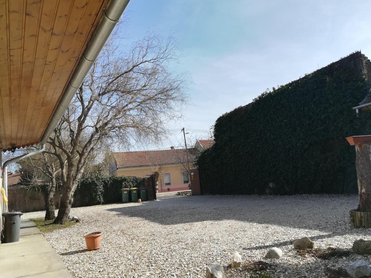 Szent Istvan Panzio Hódmezővásárhely Exteriör bild
